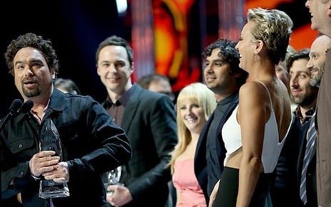 O ator Johnny Galecki recebe troféu por The Big Bang Theory no 42º People's Choice Awards - Divulgação/PCA