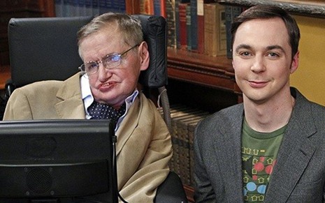 O cientista Stephen Hawking ao lado do ator Jim Parson em gravação de The Big Bang Theory - Imagens: Divulgação/CBS