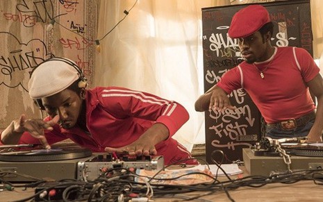 Os atores Mamoudou Athie e Shameik Moore em The Get Down, série da Netflix sobre hip-hop - Divulgação/Netflix