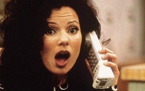 A atriz Fran Drescher na comédia The Nanny: cabelo e telefone característicos dos anos 1990 - Divulgação/CBS