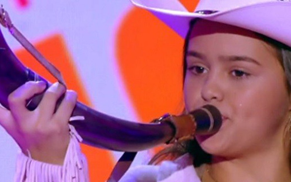 Fabiana Gomes toca berrante na estreia de The Voice Kids na Globo, ontem (3) - Reprodução/Gshow