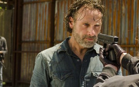 Andrew Lincoln e Lindsley Register em cena da sétima temporada de The Walking Dead - Divulgação/AMC