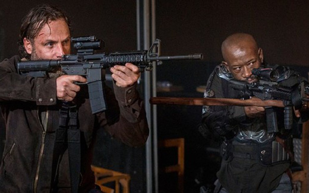 Os atores Andrew Lincoln (à esq.) e Lennie James em cena da oitava temporada de Walking Dead - Divulgação/AMC