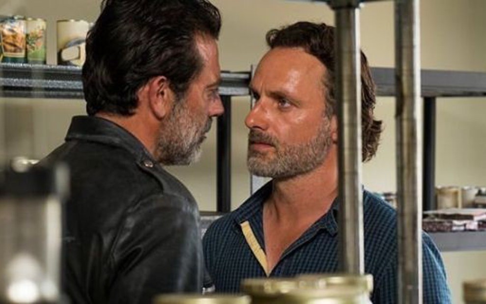Jeffrey Dean Morgan (à esq.) e Andrew Lincoln em cena de The Walking Dead: retorno dia 12 - Divulgação/AMC