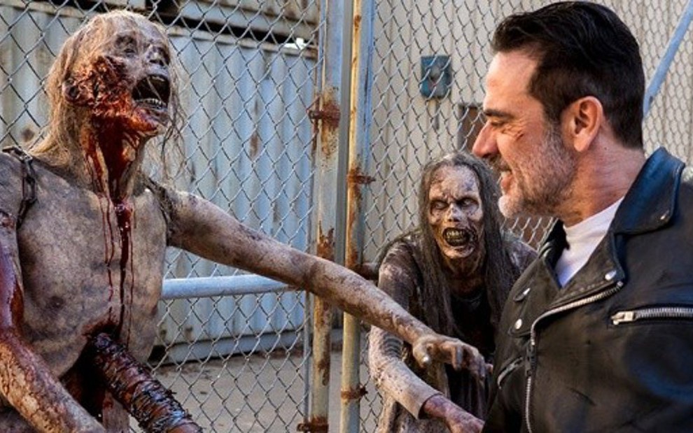 Jeffrey Dean Morgan em The Walking Dead; sangue zumbi vira arma de Negan na guerra total - Imagens: Divulgação/AMC