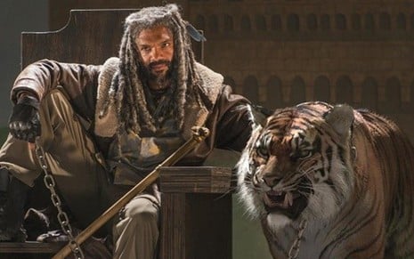 O ator Khary Payton ao lado da tigresa Shiva aparecem pela primeira vez em The Walking Dead - Divulgação/AMC