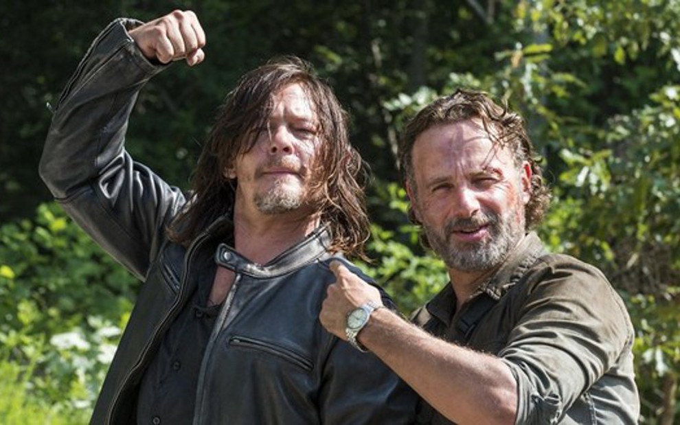 Norman Reedus e Andrew Lincoln brincam nos bastidores da 8ª temporada de Walking Dead; Daryl é o cara - Divulgação/AMC