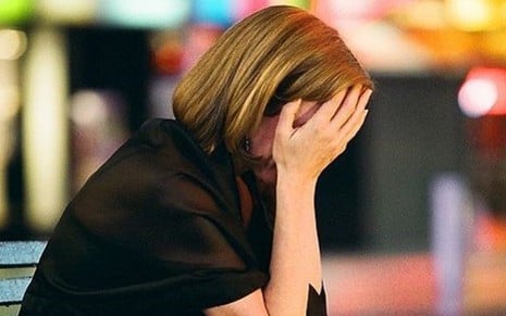 A atriz Allison Janney chora em episódio de The West Wing, ao som da música Hallelujah - Divulgação/NBC