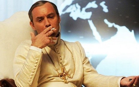 O ator Jude Law em The Young Pope; ele viveu um papa charmoso e egocêntrico - Divulgação/HBO