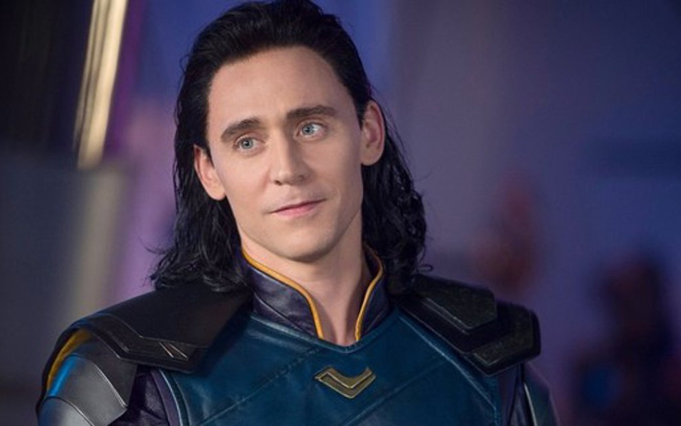 O ator britânico Tom Hiddleston no filme Thor: Ragnarok (2017); vilão Loki terá série no Disney+ - Imagens: Divulgação/Walt Disney Studios