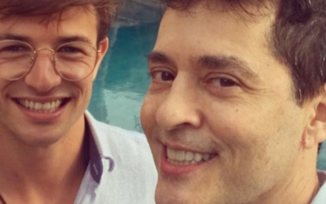 O autor Tiago Santiago (à dir.) ao lado de seu namorado, o modelo Davi Stepurski (à esq.) - FOTOS: REPRODUÇÃO/INSTAGRAM