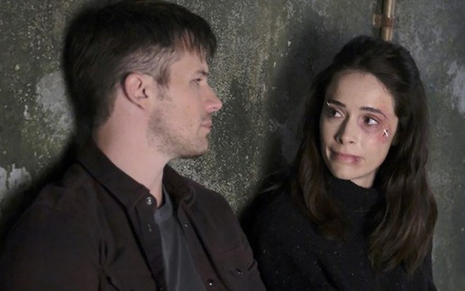 O ator Matt Lanter com Abigail Spencer no episódio final da segunda temporada de Timeless - Divulgação/NBC