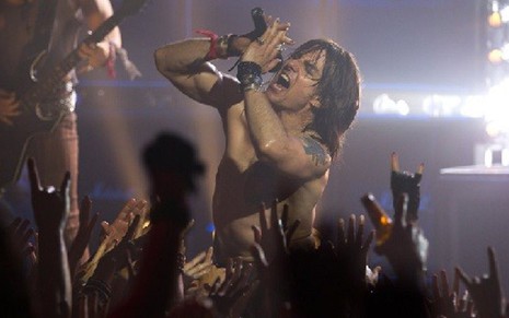 Tom Cruise solta a voz na pele do roqueiro Stacee Jaxx no filme Rock of Ages - Warner Bros./Divulgação
