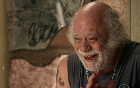 O ator Tonico Pereira interpreta o vagabundo bêbado Ascânio em A Regra do Jogo - Reprodução/TV Globo