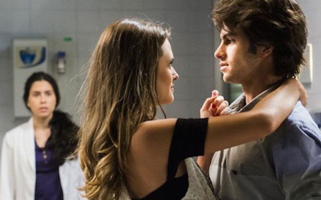Olívia Torres (Débora), Juliana Paiva (Cassandra) e Daniel Blanco (Fabinho) na novela - Reprodução/TV Globo