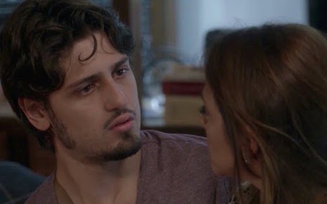 Daniel Rocha (Rafael) em cena com Lili (Vivianne Pasmanter) na novela Totalmente Demais - Reprodução/TV Globo