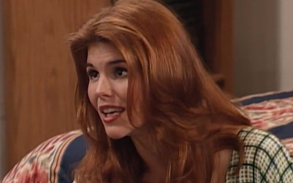 A atriz Lori Loughlin em episódio de Três É Demais exibido em 1993; personagem confessou trapaça - Reprodução/ABC