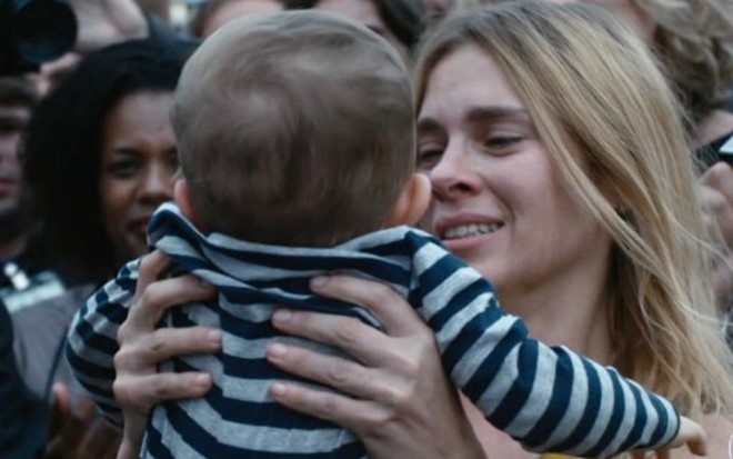 Carolina Dieckmann em cena do último capítulo da minissérie Treze Dias Longe do Sol - Reprodução/TV Globo