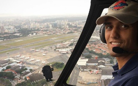 Uan Rocha, piloto da Record que também se identifica como jornalista, durante voo em SP - Reprodução/Instagram