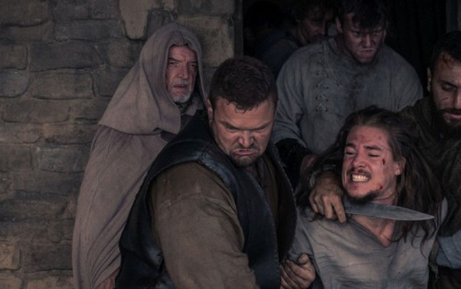 Cena de O Último Reino mostra Uhtred (Alexander Dreymon) com uma espada no pescoço - Fotos: Divulgação/History