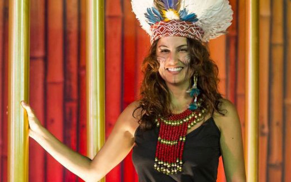 Úrsula Corona com trajes típicos em gravação da série Jogos Mundiais dos Povos Indígenas - Leandra Benjamin/Divulgação
