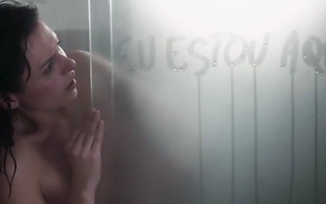 Celeste (Monica Iozzi) vê aviso durante o banho no episódio de ontem (11) de Vade Retro - Reprodução/TV Globo