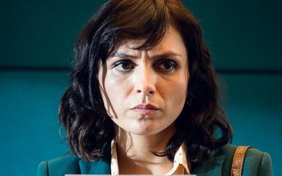 A atriz Monica Iozzi em cena da série Vade Retro, na qual interpreta a advogada Celeste - Ramon Vasconcelos/TV Globo