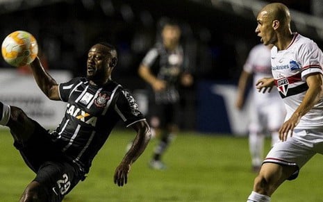 Vagner Love, do Corinthians, e Dória, do São Paulo, em duelo pela Libertadores de 2015 - Daniel Augusto Jr./Agência Corinthians