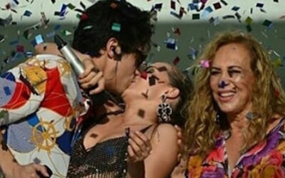 Valentim (Danilo Mesquita) e Rosa (Letícia Colin) deram beijaço em cima de trio elétrico na Bahia - Fotos: Reprodução/Instagram