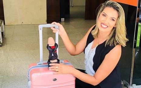 Vanessa Moura chega com sua mala de produtos eróticos à TV Diário, onde participou do programa João Inácio Show