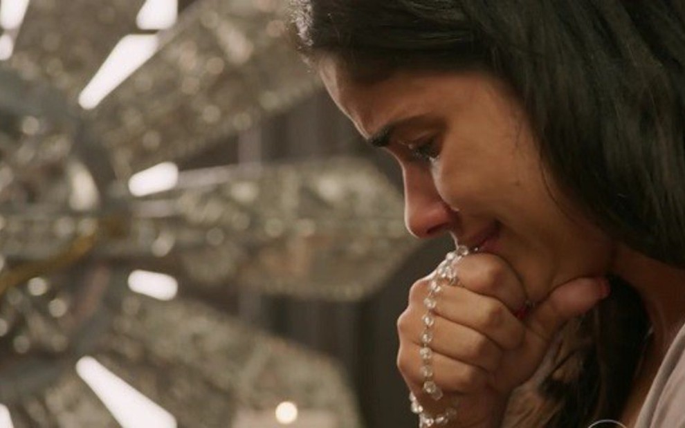 Toia (Vanessa Giácomo) chora no velório de Djanira (Cassia Kis) no capítulo de ontem (19) - Reprodução/TV Globo