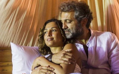 Camila Pitanga (Tereza) e Domingos Montagner (Santo) em cena da novela Velho Chico - Reprodução/TV Globo