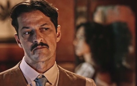 Marcelo Serrado (Carlos Eduardo) briga com sua mulher em Velho Chico, da Globo - Reprodução/TV Globo