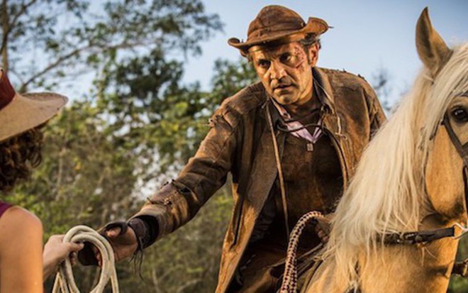 Camila Pitanga (Tereza) contracena com Domingos Montagner (Santo) em Velho Chico - Reprodução/TV Globo