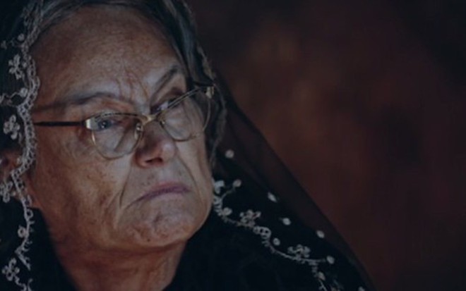 Selma Egrei (Encarnação) desiste de esperar seu neto na novela Velho Chico, da Globo - Reprodução/TV Globo