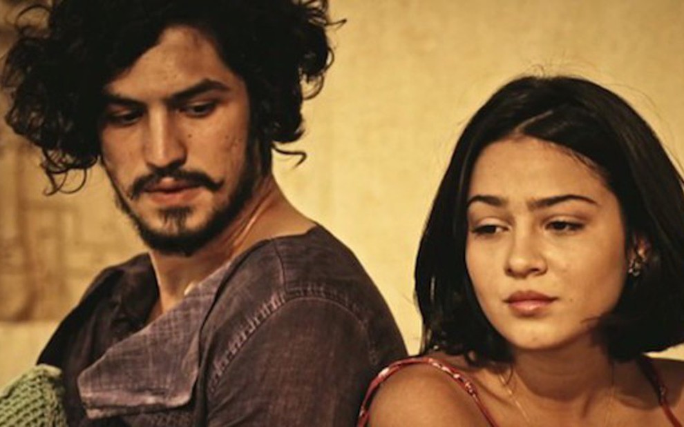 Gabriel Leone (Miguel) e Giullia Buscacio (Olívia) terão primeira transa em Velho Chico - Reprodução/TV Globo
