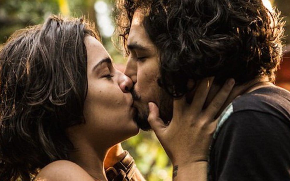 Giullia Buscacio (Olívia) e Gabriel Leone (Miguel) em cena de beijo em Velho Chico, da Globo - Inácio Moraes/TV Globo