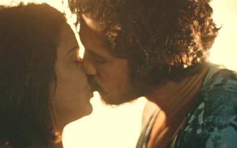 Giullia Buscacio (Olívia) e Gabriel Leone (Miguel) se beijam em visão de Iolanda  - Reprodução/TV Globo