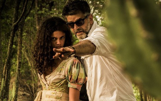 Luiz Fernando Carvalho dirige Marina Nery na primeira fase de Velho Chico - Caiuá Franco/TV Globo
