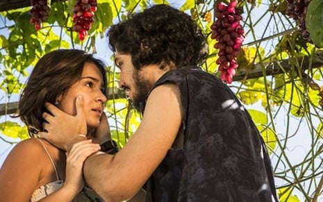 Giullia Buscacio (Olívia) e Gabriel Leone (Miguel) vão gravar cena de beijo em Velho Chico - Inácio Moraes/TV Globo