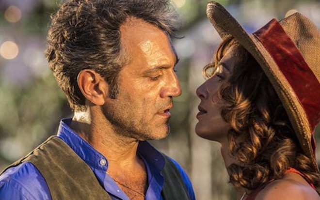 Domingos Montagner (Santo) e Camila Pitanga (Tereza) na novela Velho Chico, da Globo - Inácio Moraes/TV Globo
