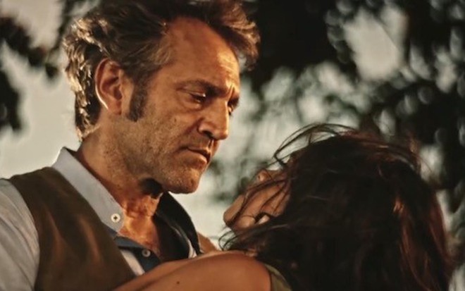 Domingos Montagner (Santo) e Lucy Alves (Luzia) em cena de Velho Chico, da TV Globo - Reprodução/TV Globo