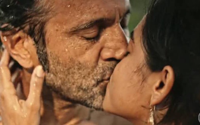 Domingos Montagner (Santo) contracena com Lucy Alves (Luzia) em Velho Chico, da Globo - Reprodução/TV Globo