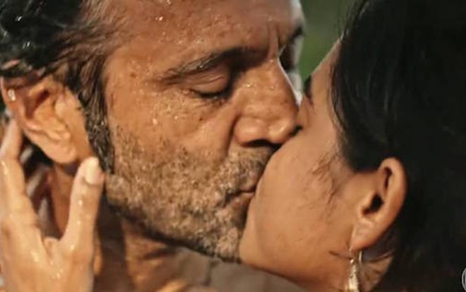 Domingos Montagner (Santo) contracena com Lucy Alves (Luzia) em Velho Chico, da Globo - Reprodução/TV Globo