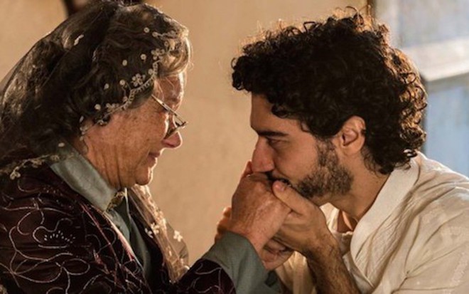 Selma Egrei (Encarnação) com Lee Taylor (Martim) na novela das nove da Globo, Velho Chico - Reprodução/TV Globo