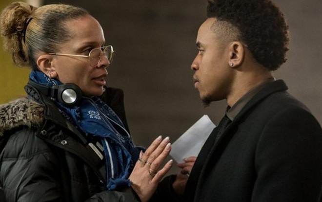 Victoria Mahoney dirige o ator Olurotimi Akinosho em Power; ela emplacou uma série na rede CBS - Divulgação/Starz