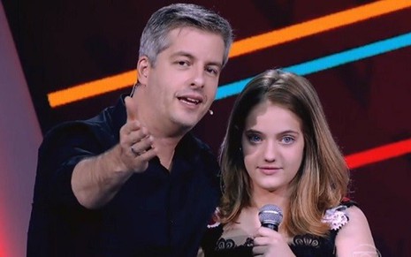 O cantor Vitor com a participante Tábatha Almeida na edição de ontem de The Voice Kids - Reprodução/TV Globo
