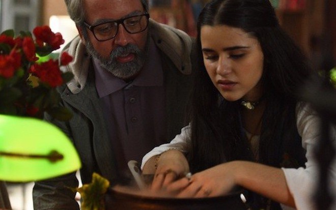 Carlos (Rodrigo Candelot) vê a filha, Mila (Letícia Pedro), fazer magia no Vlog da Mila - Fotos Divulgação/TV Globo