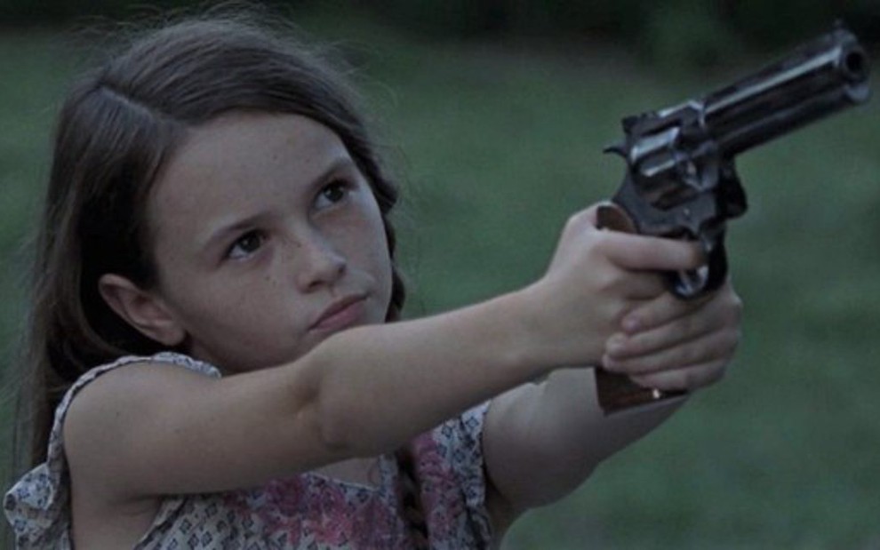 A angelical Cailey Fleming com um revólver na mão no nono episódio da nona temporada de Walking Dead - Imagens: Reprodução/AMC