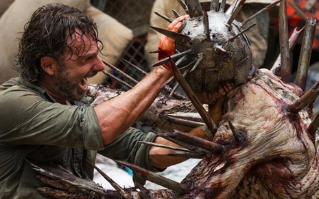 O ator Andrew Lincoln na sétima temporada de Walking Dead; greve pode parar o drama zumbi - Divulgação/AMC
